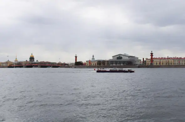 Слева от острова Дворцовый мост купол Исаакиевского собора и Адмиралтейства - фото 18