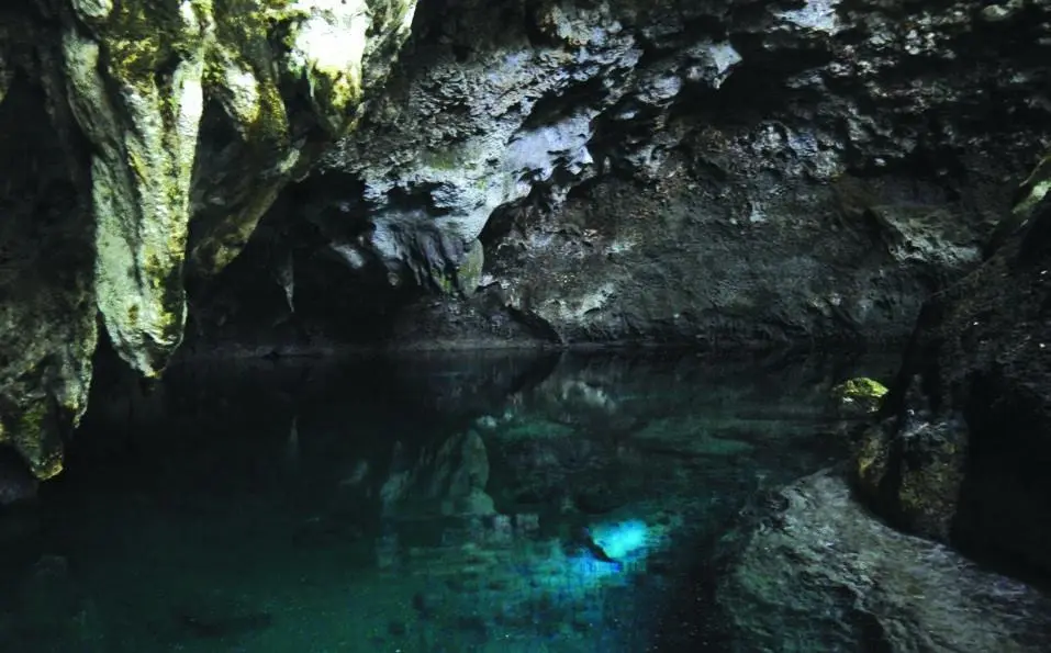 Первое озеро знаменито кристально чистой водой с насыщенным аквамариновым - фото 11