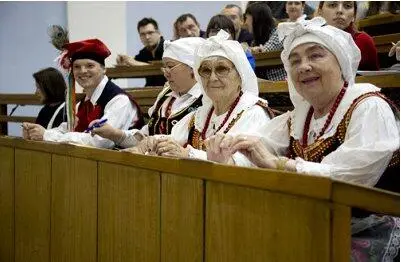 И пусть поседели волосы не такими резвыми стали ноги но интерес к жизни не - фото 18