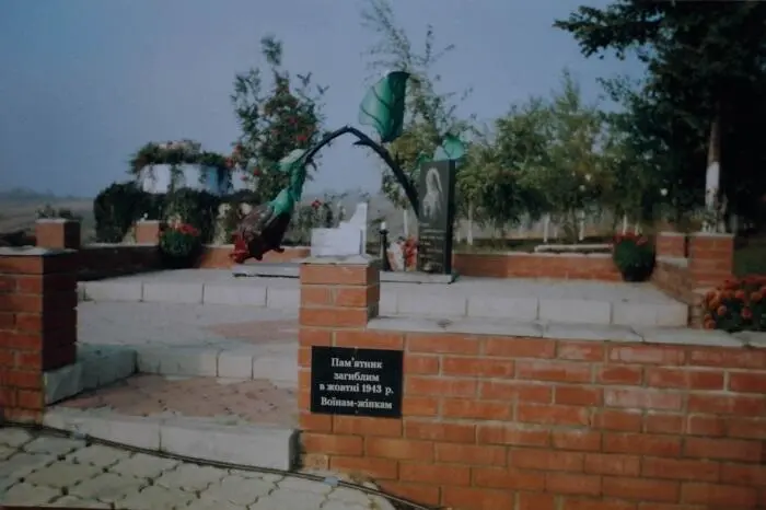 Памятник на захоронении останков воиновженщин в селе Чапаевка Токмакского - фото 2