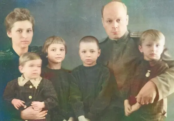 Семья Шуреповых после войны Через несколько лет в семье родился еще один - фото 1