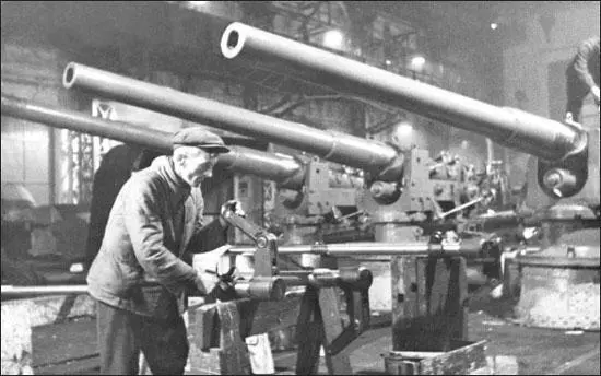 B13 130 mm naval guns undergoing assembly at the Bolshevik Factory This gun - фото 19