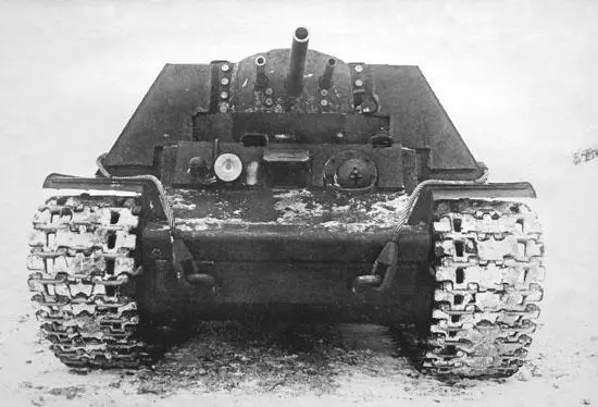 Front view of a KV7 the tanks massive mantlet and the skirt underneath it - фото 33
