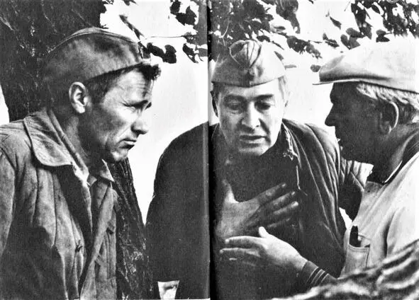 В Шукшин В Тихонов и С Бондарчук перед съёмкой 1974 Они сражались за - фото 19