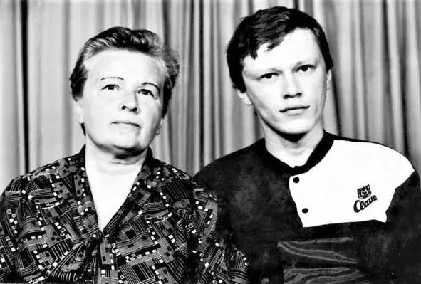 Брат с мамой Вервейко О Я в день своего 25летия г Исилькуль 1989 - фото 26