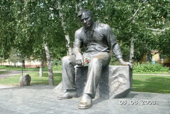 Памятник на улице Шукшина в Барнауле Фото автора У памятника Василию Шукшину - фото 6