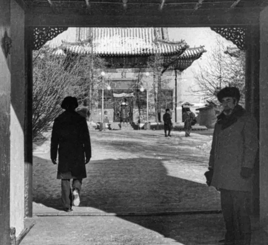 У ворот монастыря Гандан УланБатор 1973 г На развалинах Каракорума - фото 2