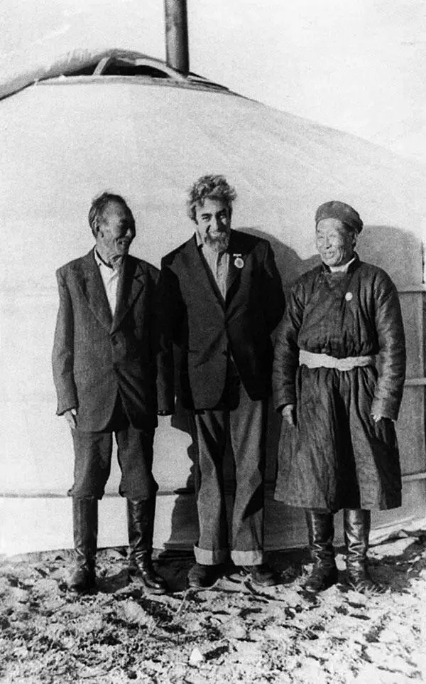 Со сказителями Номунхурдом и Сайнулзием Среднегобийский аймак Луссомон 1976 - фото 7