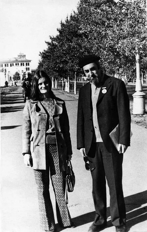 На III Международном конгрессе монголоведов Слева М Татар УланБатор 1976 - фото 12