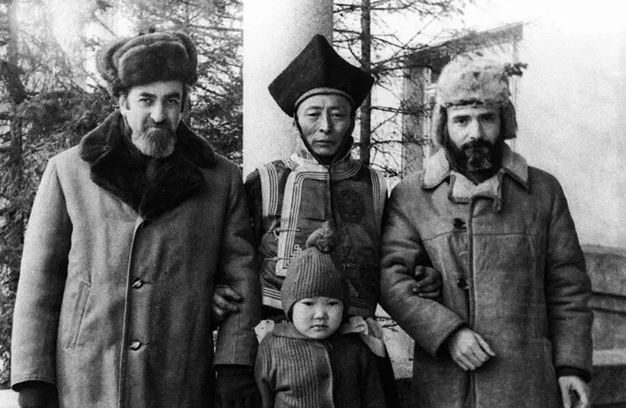 С удзумчинским сказителем Д Цэндом УланБатор 1978 г Восток Запад - фото 14