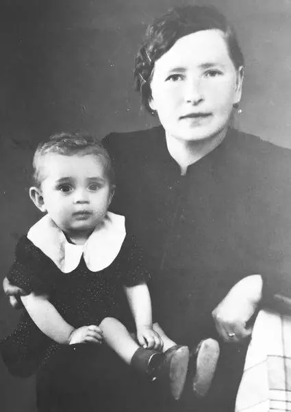 Я с бабушкой Ануфриева Вера Михайловна блокадница 1946 год Пока же для меня - фото 4