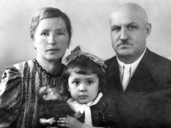 Я с бабушкой и дедушкой Ануфриевы Вера Михайловна и Иван Сергеевич И кукла - фото 6