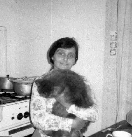 В Матвеевке Наталья Леонидовна Трауберг на кухне с котом Кешей Инносент - фото 1