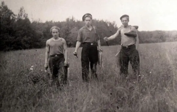 ЮВНовиков справа полевая практика в сельхозтехникуме В 1958 после службы - фото 12