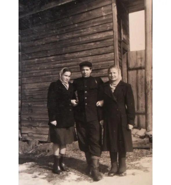 Нижняя Нея возле школы в центре ЮВНовиков Директор Заингирьской школы - фото 21