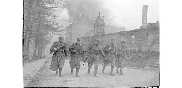 Дата съемки 1945 Место съемки Германия г Нейсе 18031945 В районе - фото 17