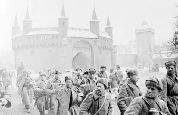 Первые советские пехотинцы на улицах Кракова январь 1945 года Запись - фото 24