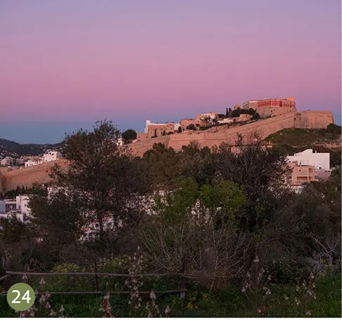 24 DALT VILA Das alte Viertel Dalt Vila ist von überall in IbizaStadt zu - фото 249