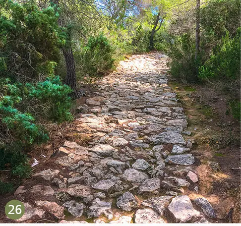 26 CAMÍ DE SA PUJADA Viele Jahrunderte war dieser gepflasterte Weg die einzige - фото 114