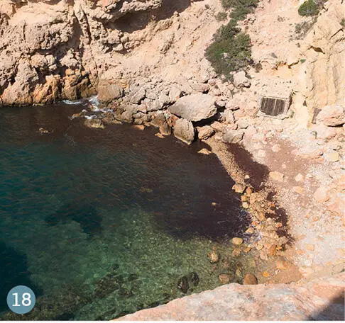 18 CALA LLENTIA Kleiner Strand versteckt zwischen Klippen schwer zu finden - фото 223
