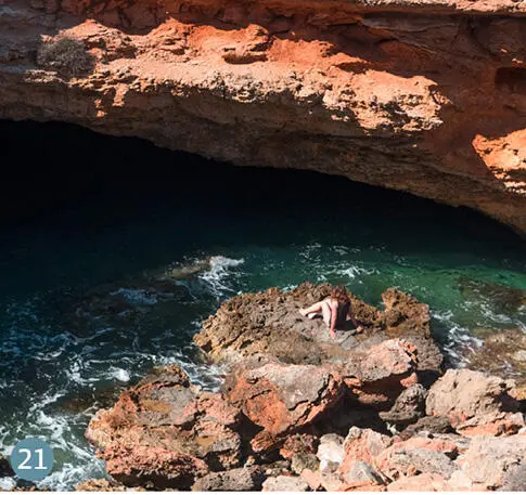 21 CUEVA DE LOS SASTRES Zu Fuß nicht weit vom beliebten Strand Cala Bassa liegt - фото 235