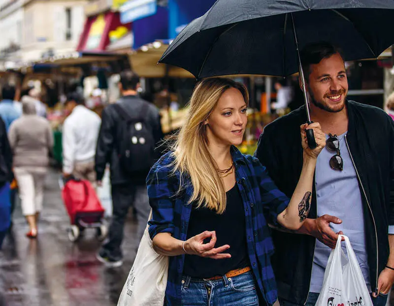 Der Regen bringt auf dem Marché dAligre niemanden aus der Façon Ich mag - фото 39