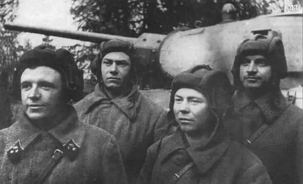 Экипаж Дмитрия Лавриненко он сам крайний слева Октябрь 1941 года Можно лишь - фото 14