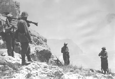 Romanian troops in the hilly terrain outside Sevastopol in June 1942 The - фото 49