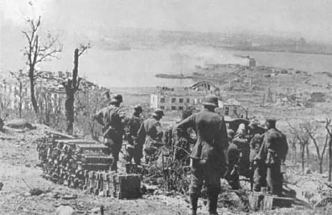 A German 105cm le FH18 howitzer methodically shells Fort Constantine on June - фото 51