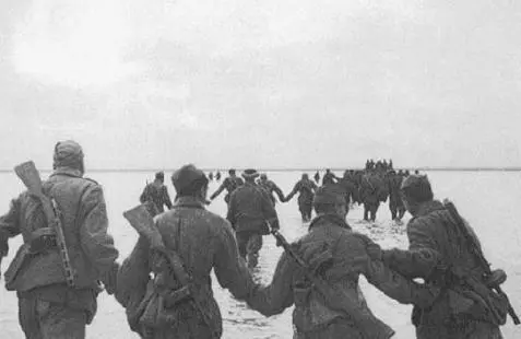 Troops of the 346th Rifle Division crossing the Sivash on November 1 1943 - фото 58