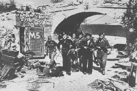 Soviet naval infantrymen entering Sevastopol near Nakhimov Square May 10 - фото 65