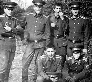 Октябрь 1973г В саду под Ставрополем Стоят ВТепляков Марин ГЧергизов - фото 3