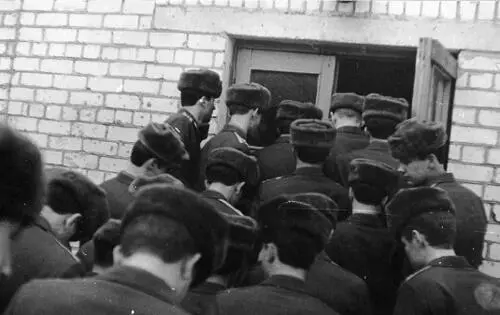 Февраль 1974г Ломимся в столовую С горем пополам сдаём последние зачёты - фото 4