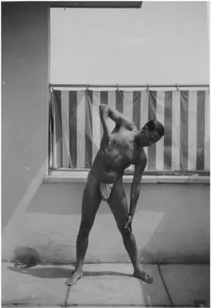 Abb 3 Friedrich Wolf bei der Gymnastik 1930 Fotograf unbekannt Der Aspekt - фото 4