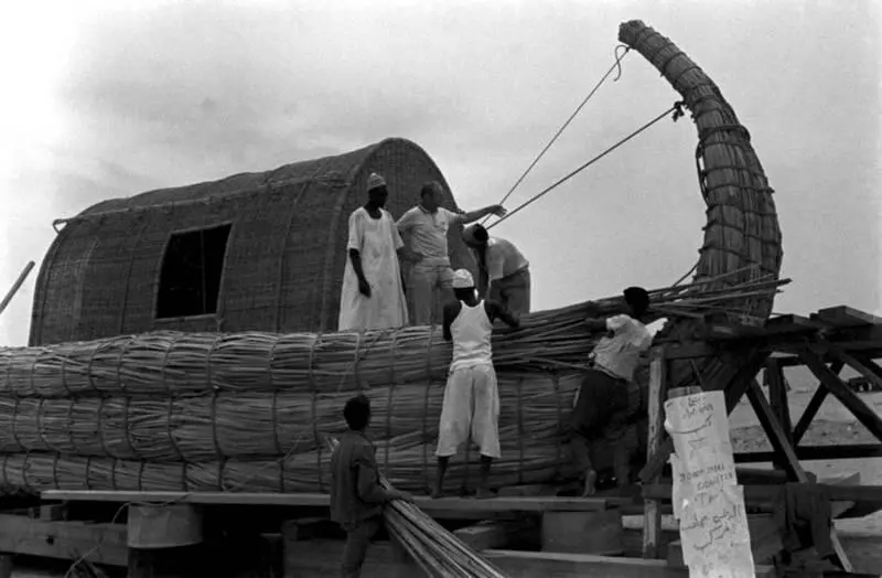 Тур Хейердал руководит оснащением лодки Ра 1969 г Фото Николай Кислов - фото 6