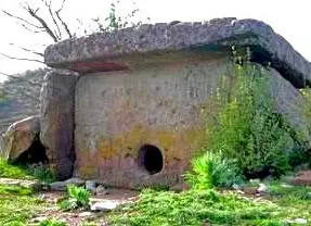 б Рис 1 Сравнение дольмена а с объемным резонатором б - фото 2