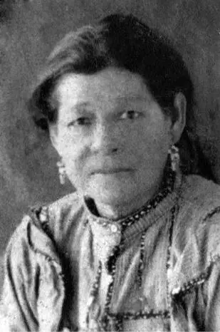 Abuela Carlina Castellanos Mi anciana abuela materna me recogió y se encargó de - фото 2