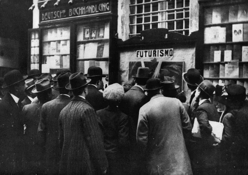 Толпа возле футуристических афиш Берлин 1913 И еще один аспект африканской - фото 4