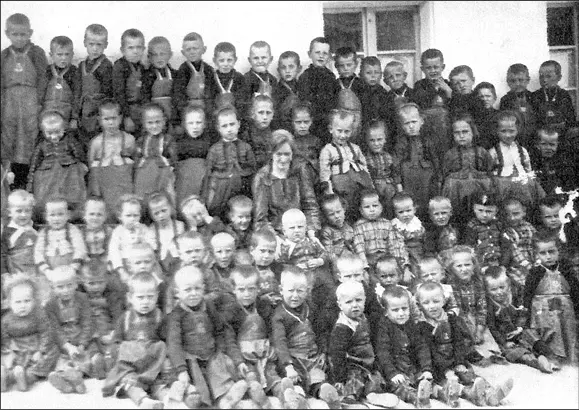 Dieses Foto aus dem Kindergarten in Perbál illustriert das Alltagsgewand der - фото 9