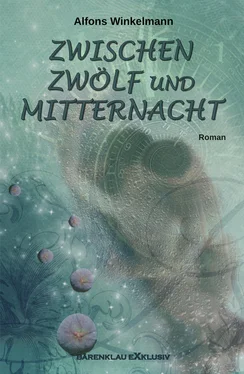 Alfons Winkelmann ZWISCHEN ZWÖLF UND MITTERNACHT обложка книги