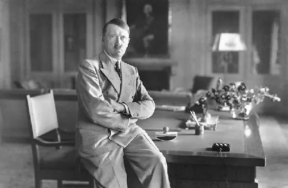 Abb 12 Adolf Hitler 1933 Mein Autorenkollege Abel Basti der für sein Buch - фото 13