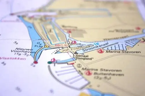 BildStavoren IJsselmeer begrüßt nachts einlaufende Schiffe mit mehreren - фото 6