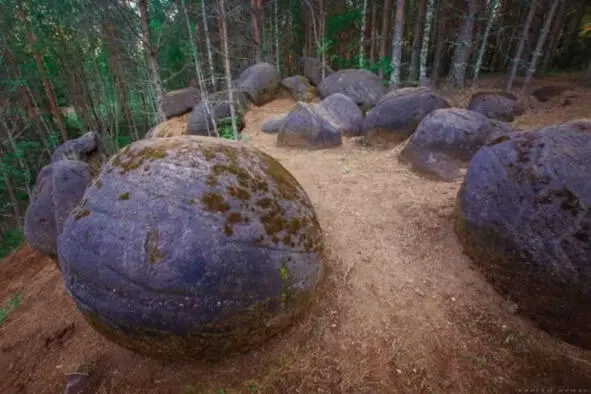 Рис 9 Рис 9 Каменные шары Кировская область Жуковлянские камни или - фото 10