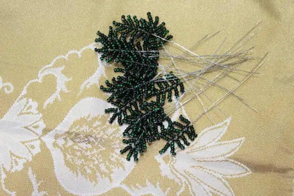 Из зелёной рубки плетём 24 игольчатых листа в технике французского плетения На - фото 10