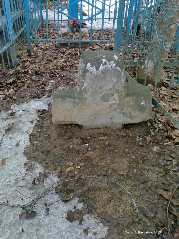 Каменный крест на кладбище в Мошенине Старинный памятник на кладбище в Мошенине - фото 14
