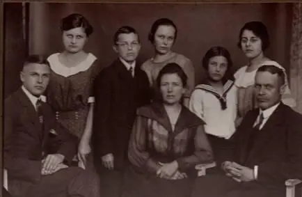 Die Großeltern Friedrich Otto und Emma Elise Meyer mit ihren sechs Kindern in - фото 1