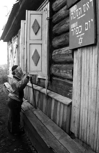 Boris Kaufman at the old synagogue 1995 PHOTO BY GARY MATOSO Yet Boris who - фото 9