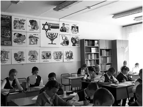 Students learning Yiddish at School No 23 September 2015 PHOTO BY LISA - фото 11