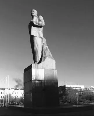 Chitas pink granite Lenin statue 1995 PHOTO BY GARY MATOSO And then I - фото 12