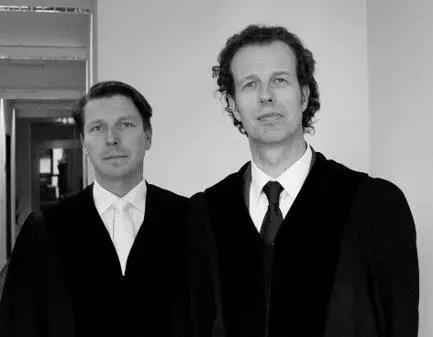 Die Staatsanwälte Maximilian Fink und Karsten Wegerich r Die Schrift ist - фото 2